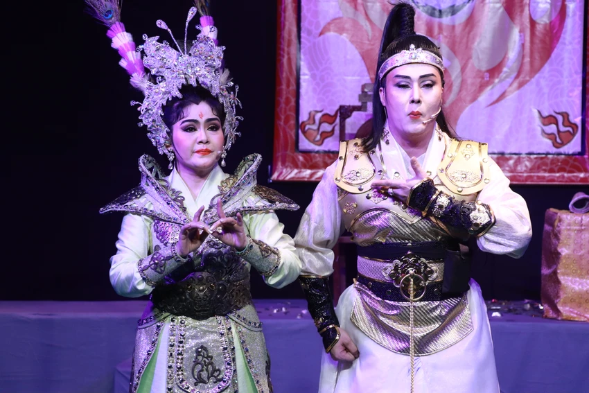 NSƯT Trinh Trinh hát với Trần Quân (vai Dương Tôn Bảo) trong lớp thứ hai của vở. NSƯT Trinh Trinh hát với Trần Quân (vai Dương Tôn Bảo) trong lớp thứ hai của vở.