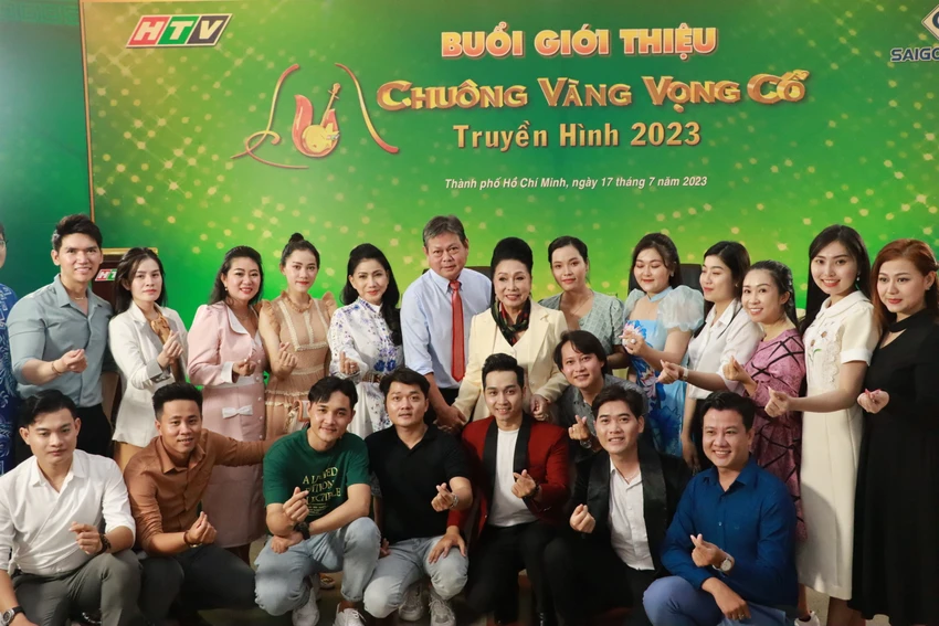 Các thí sinh chụp hình lưu niệm cùng BTC và giám khảo