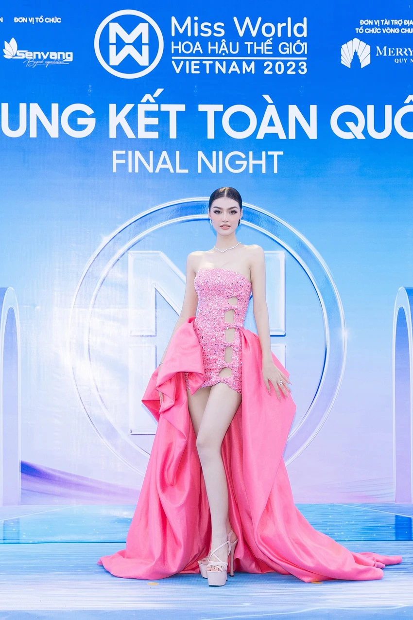 Á hậu, ca sĩ Loona Kiều Loan. Á hậu, ca sĩ Loona Kiều Loan.
