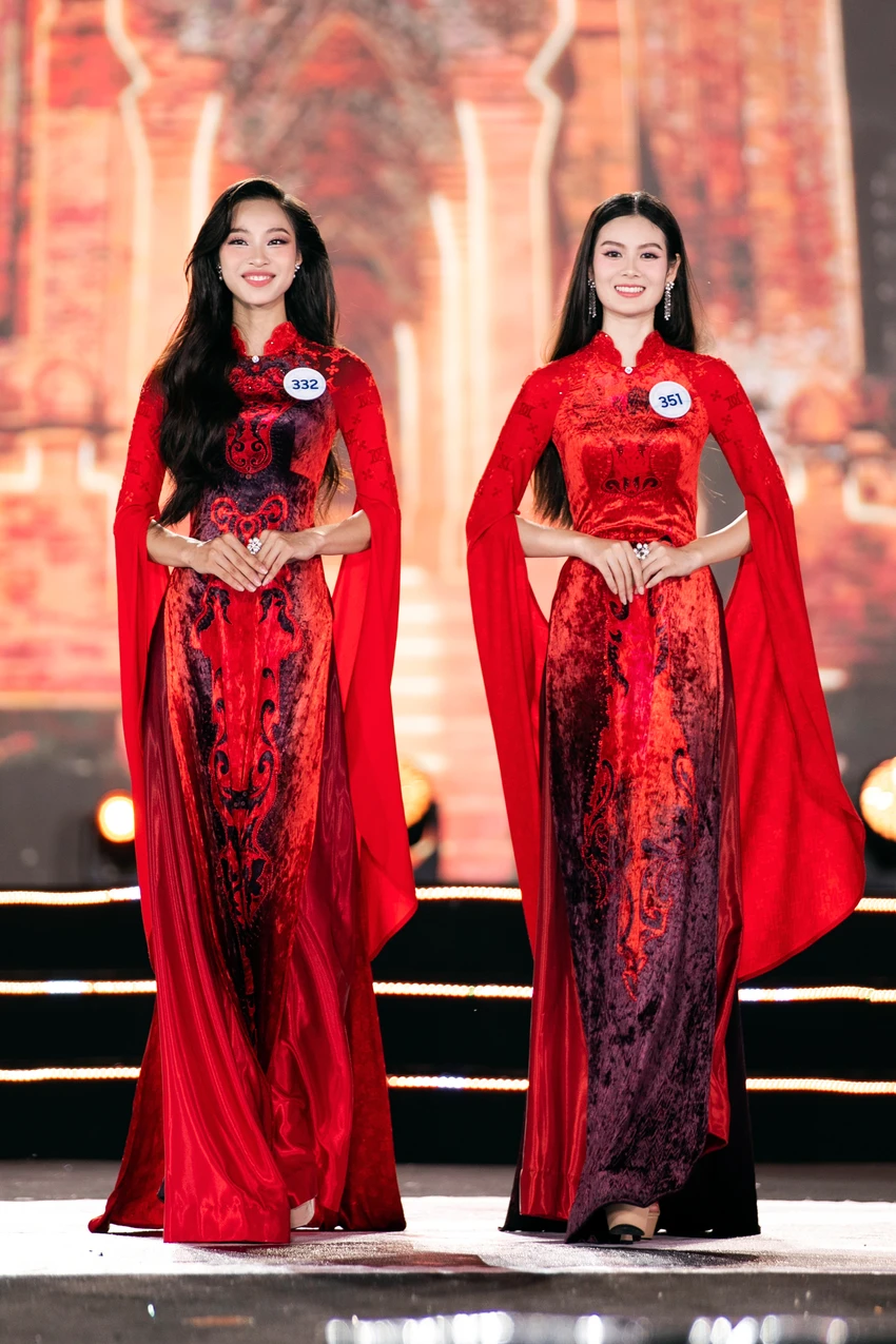 Các thí sinh trong phần thi áo dài