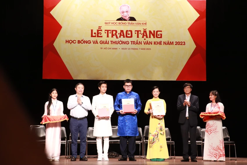 Ông Dương Anh Đức, Phó Chủ tịch UBND TP.HCM trao học bổng cho Trịnh Nhật Minh (áo dài trắng) và các học sinh, sinh viên. Ông Dương Anh Đức, Phó Chủ tịch UBND TP.HCM trao học bổng cho Trịnh Nhật Minh (áo dài trắng) và các học sinh, sinh viên.