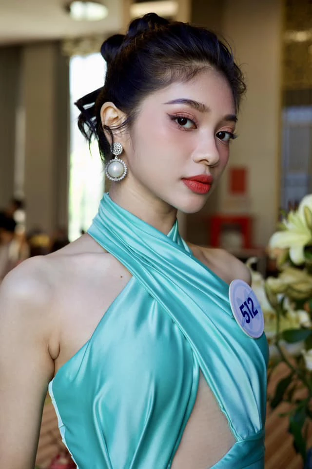 Nàng hậu cho thấy những góc nghiêng dễ nhìn