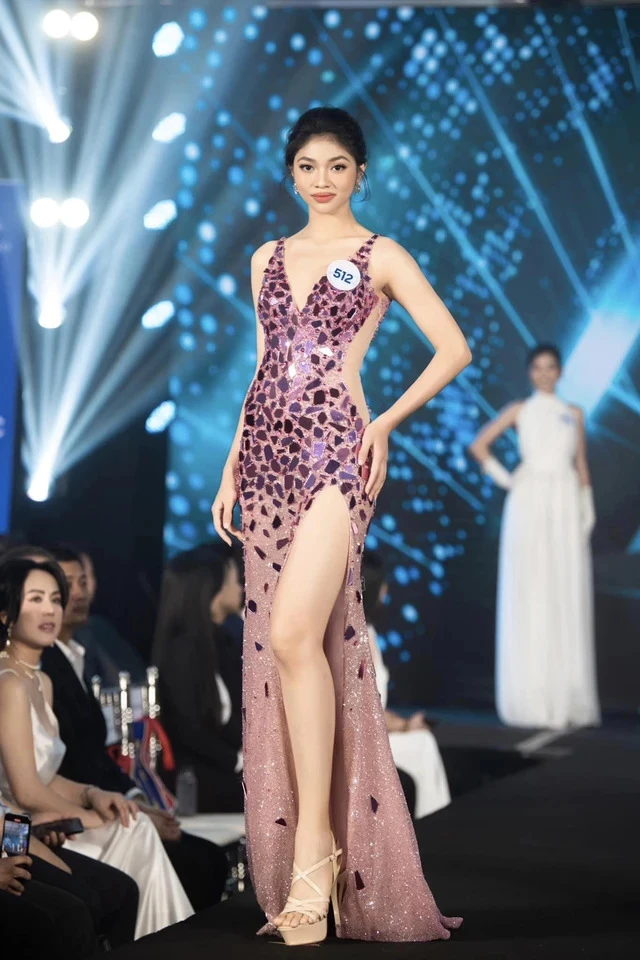 Đến với Miss World Vietnam 2023, Minh Kiên mới biết mang giày cao gót nhưng trong các phần thi nàng hậu luôn hoàn thành tốt các phần trình diễn