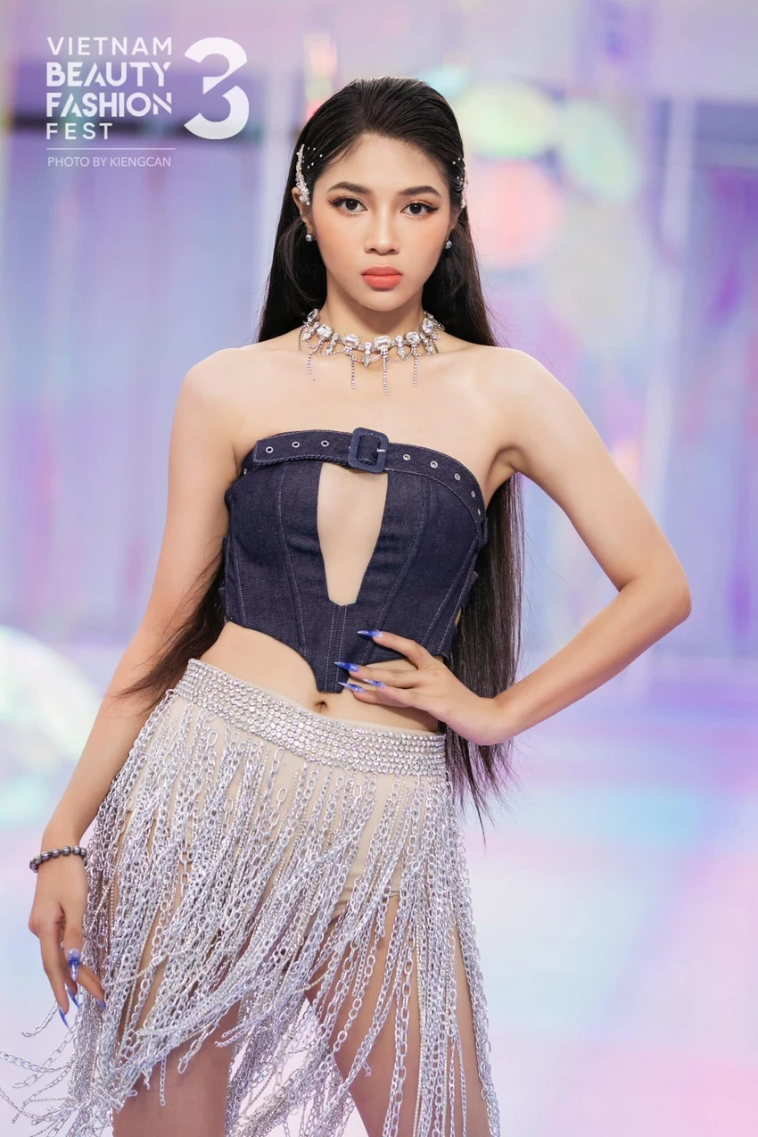 Minh Kiên xuất thân từ hoàn cảnh khó khăn, cha mẹ ly hôn từ lúc nàng hậu còn rất nhỏ