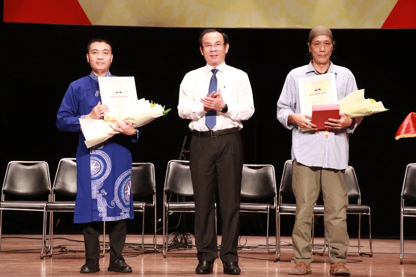 Bí Thư thành uỷ Nguyễn Văn Nên trao giải thưởng cho NSƯT Cồ Huy Hùng và nhà nghiên cứu, nhạc sĩ Bùi Trọng Hiền Bí Thư thành uỷ Nguyễn Văn Nên trao giải thưởng cho NSƯT Cồ Huy Hùng và nhà nghiên cứu, nhạc sĩ Bùi Trọng Hiền