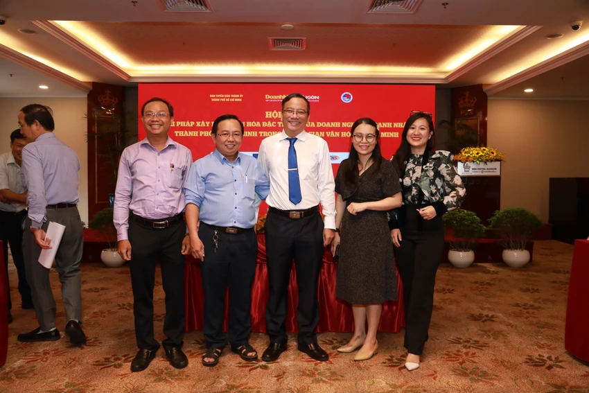 Ông Nguyễn Minh Hải (giữa), Trưởng Phòng Báo chí – Xuất bản, Ban Tuyên giáo Thành ủy cùng các đại biểu tại hội thảo Ông Nguyễn Minh Hải (giữa), Trưởng Phòng Báo chí – Xuất bản, Ban Tuyên giáo Thành ủy cùng các đại biểu tại hội thảo