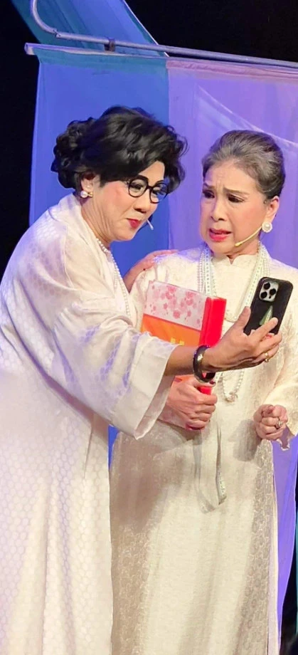 NSND Kim Xuân và Thành Lộc trong vở "Ngôi nhà không có đàn ông". Ảnh: FBNV NSND Kim Xuân và Thành Lộc trong vở "Ngôi nhà không có đàn ông". Ảnh: FBNV