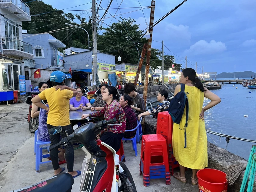 Người dân tụ tập bàn tán chuyện trúng số Người dân tụ tập bàn tán chuyện trúng số