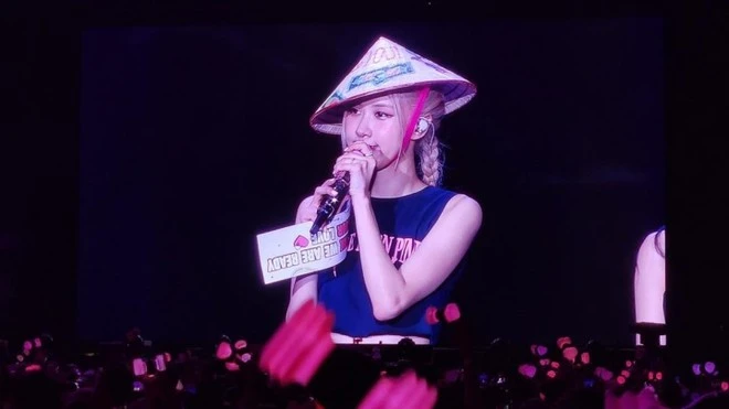 Thành viên Rosé đội nón lá khiến fan hâm mộ Việt thích thú Thành viên Rosé đội nón lá khiến fan hâm mộ Việt thích thú