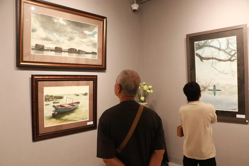Khách thưởng lãm đắm chìm trong những bức tranh tả thực. Khách thưởng lãm đắm chìm trong những bức tranh tả thực.