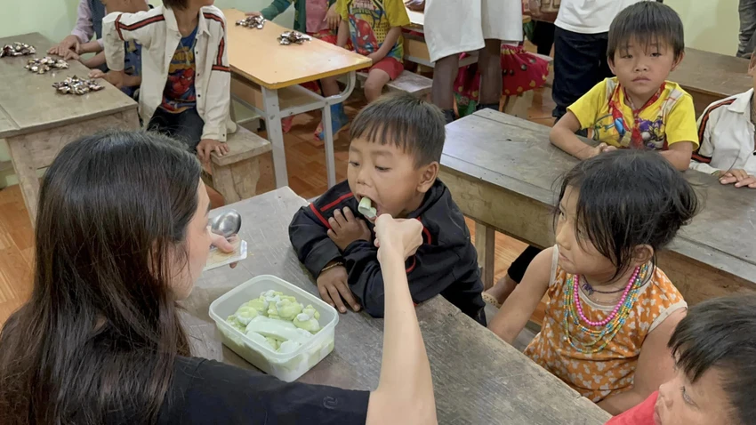 Hoa Hậu Thùy Tiên đãi các em vùng cao món rau câu