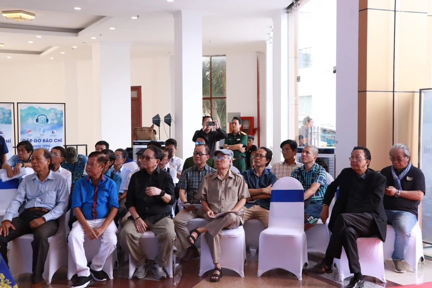 Đông đảo các nhạc sĩ như Phạm Minh Tuấn, Hoài An, Nguyễn Văn Hiên, Thế Hiển... tham dự họp báo Đông đảo các nhạc sĩ như Phạm Minh Tuấn, Hoài An, Nguyễn Văn Hiên, Thế Hiển... tham dự họp báo