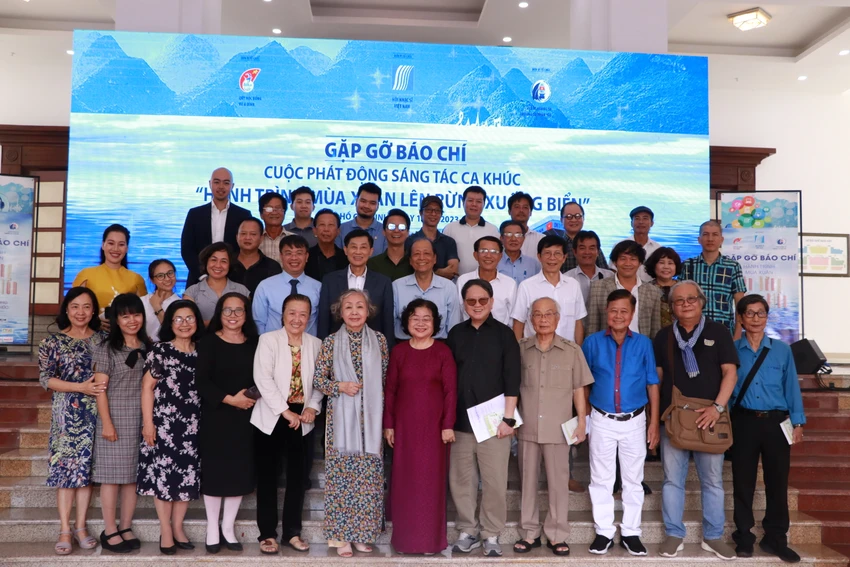 Thành viên CLB và hội nhạc sĩ chụp ảnh lưu niệm tại chương trình. Ảnh: VĂN HÀ Thành viên CLB và hội nhạc sĩ chụp ảnh lưu niệm tại chương trình. Ảnh: VĂN HÀ