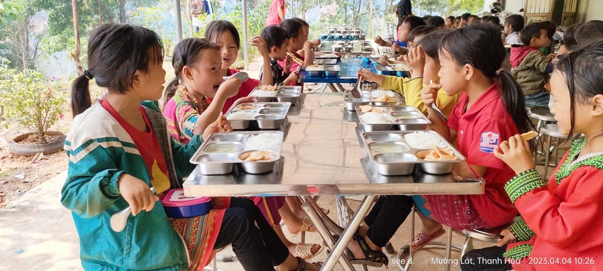 Các em vùng cao Mường Lát Thanh Hoá được hỗ trợ để có bữa ăn đầy đủ.