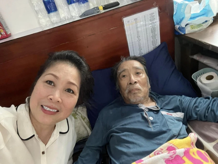 NSND Hồng Vân thăm đạo diễn Thế Ngữ lúc sinh thời. Ảnh: FBNV NSND Hồng Vân thăm đạo diễn Thế Ngữ lúc sinh thời. Ảnh: FBNV