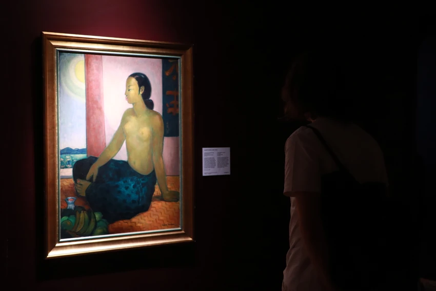 Người xem thưởng lãm tác phẩm "Thiếu nữ Việt Nam ngồi nghỉ" của André Maire Người xem thưởng lãm tác phẩm "Thiếu nữ Việt Nam ngồi nghỉ" của André Maire