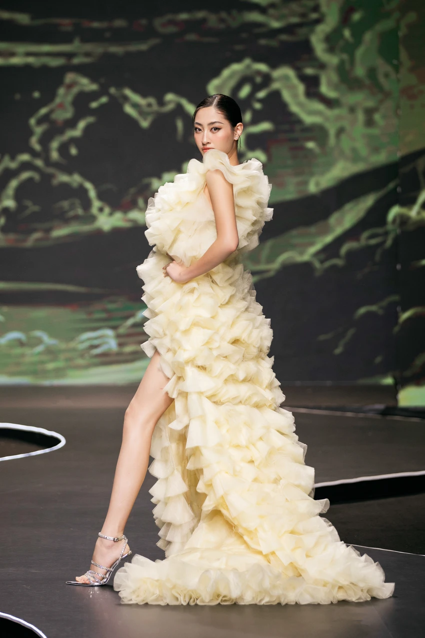 Hoa hậu Lương Thuỳ Linh tiếp tục nhận được nhiều lời khen có cánh trong vai trò vedette nhờ thần thái sang trọng và những bước đi đầy khí chất của mình. Hoa hậu Lương Thuỳ Linh tiếp tục nhận được nhiều lời khen có cánh trong vai trò vedette nhờ thần thái sang trọng và những bước đi đầy khí chất của mình.