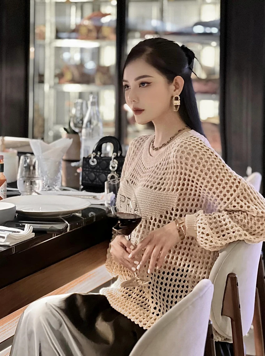 Pali Delish Nguyễn tên thật là Nguyễn Hồng Phương Anh, sinh năm 1988. Trước khi gắn bó với kinh doanh thời trang, cái tên Pali Delish Nguyễn nổi tiếng trong cộng đồng hot girl, người mẫu ảnh. Pali Delish Nguyễn tên thật là Nguyễn Hồng Phương Anh, sinh năm 1988. Trước khi gắn bó với kinh doanh thời trang, cái tên Pali Delish Nguyễn nổi tiếng trong cộng đồng hot girl, người mẫu ảnh.