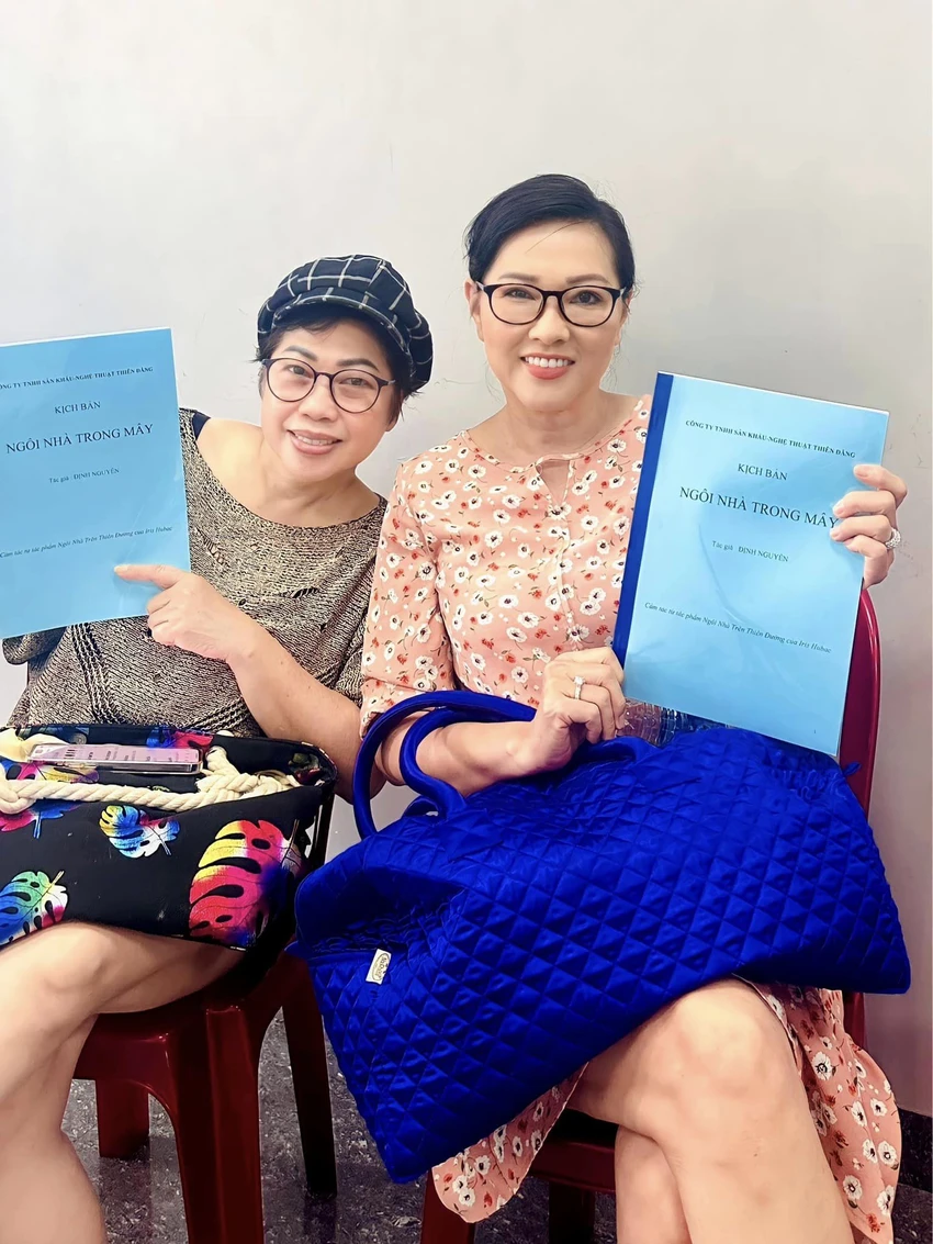 Phi Phụng và Phương Dung bắt đầu tập luyện vở "Ngôi nhà trong mây". Ảnh: FBNV Phi Phụng và Phương Dung bắt đầu tập luyện vở "Ngôi nhà trong mây". Ảnh: FBNV