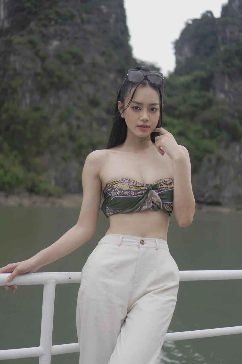 Cô cũng cho thấy sự năng động trong những bộ trang phục phù hợp lứa tuổi Cô cũng cho thấy sự năng động trong những bộ trang phục phù hợp lứa tuổi