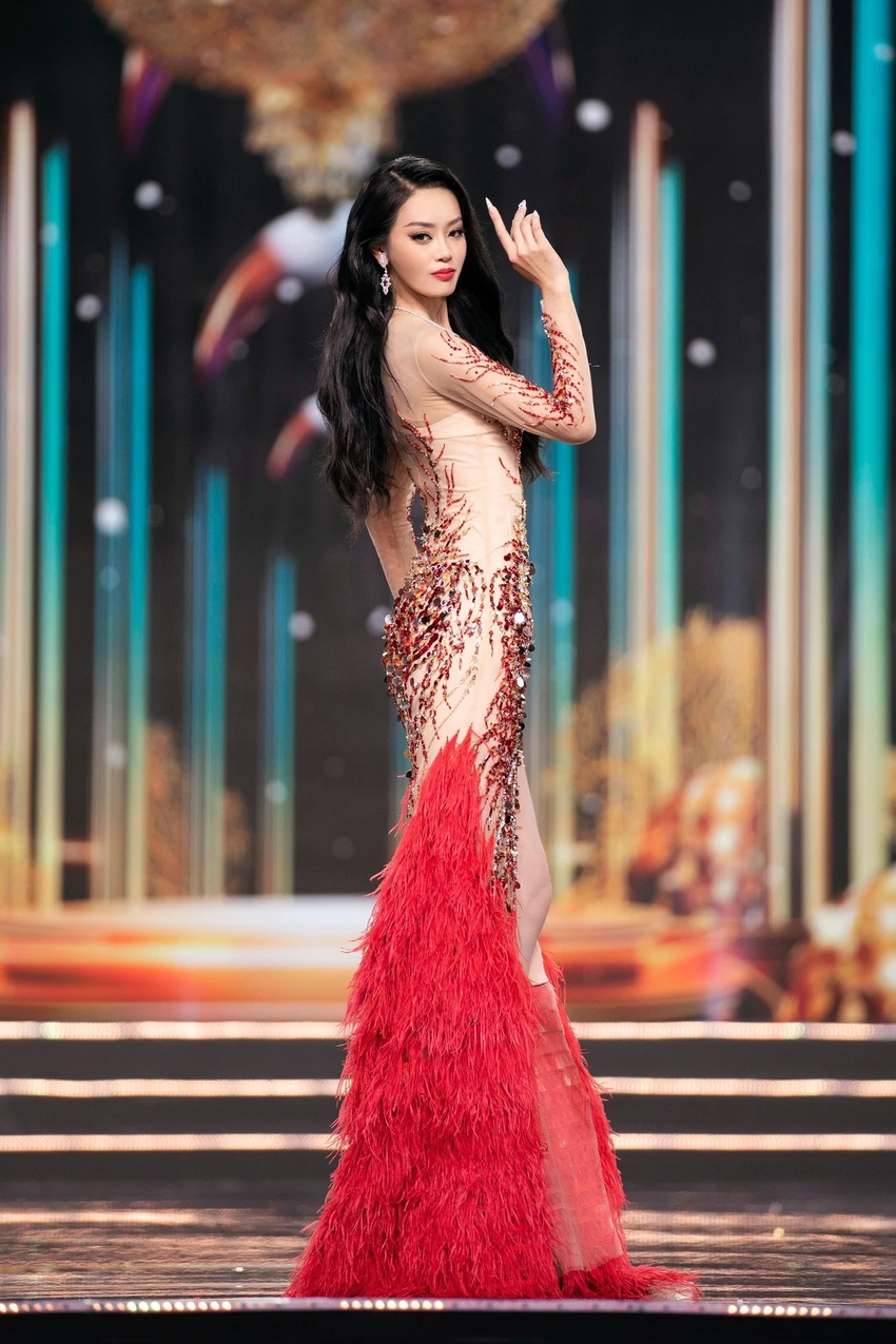 Người đẹp sinh năm 2002, được ví như "phượng hoàng lửa" luôn biết toả sáng theo cách của riêng mình Người đẹp sinh năm 2002, được ví như "phượng hoàng lửa" luôn biết toả sáng theo cách của riêng mình