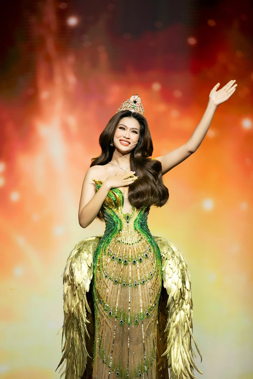 Hoa hậu gửi lời cảm ơn ê-kíp, người hâm mộ đã yêu thương và đồng hành cùng cô trong suốt thời gian qua. Hoa hậu gửi lời cảm ơn ê-kíp, người hâm mộ đã yêu thương và đồng hành cùng cô trong suốt thời gian qua.