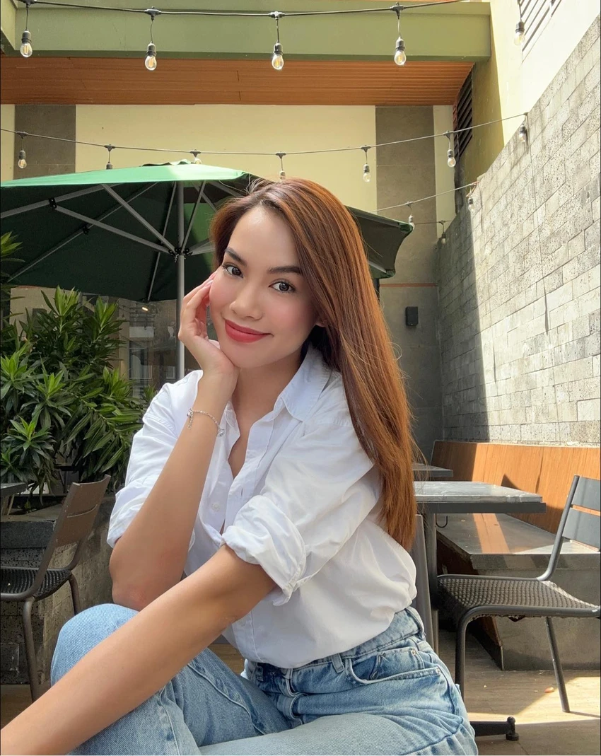 Trong cuộc sống đời thường, Lê Hoàng Phương cũng luôn cho thấy vẻ đẹp cuốn hút trong những bộ trang phục đơn giản lịch sự Trong cuộc sống đời thường, Lê Hoàng Phương cũng luôn cho thấy vẻ đẹp cuốn hút trong những bộ trang phục đơn giản lịch sự
