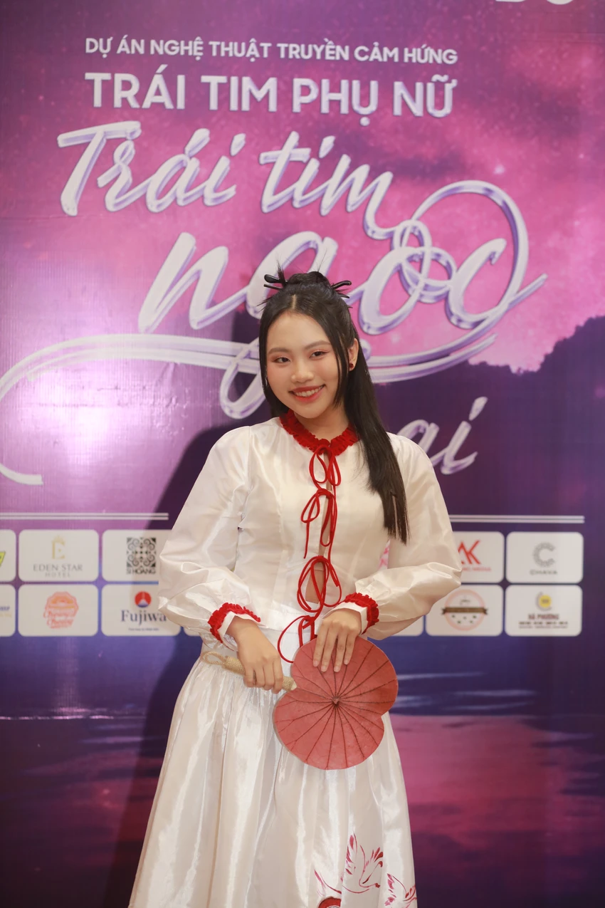 Phương Mỹ Chi nhận được sự kỳ vọng của danh ca Hương Lan Phương Mỹ Chi nhận được sự kỳ vọng của danh ca Hương Lan