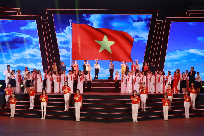 Phút giây thiêng liêng khi nghệ sĩ cùng người dân thể hiện bài Quốc ca Phút giây thiêng liêng khi nghệ sĩ cùng người dân thể hiện bài Quốc ca
