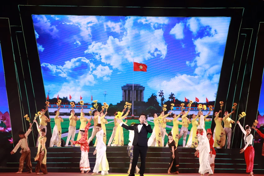 NSND Tạ Minh Tâm thể hiện ca khúc Ba Đình nắng NSND Tạ Minh Tâm thể hiện ca khúc Ba Đình nắng