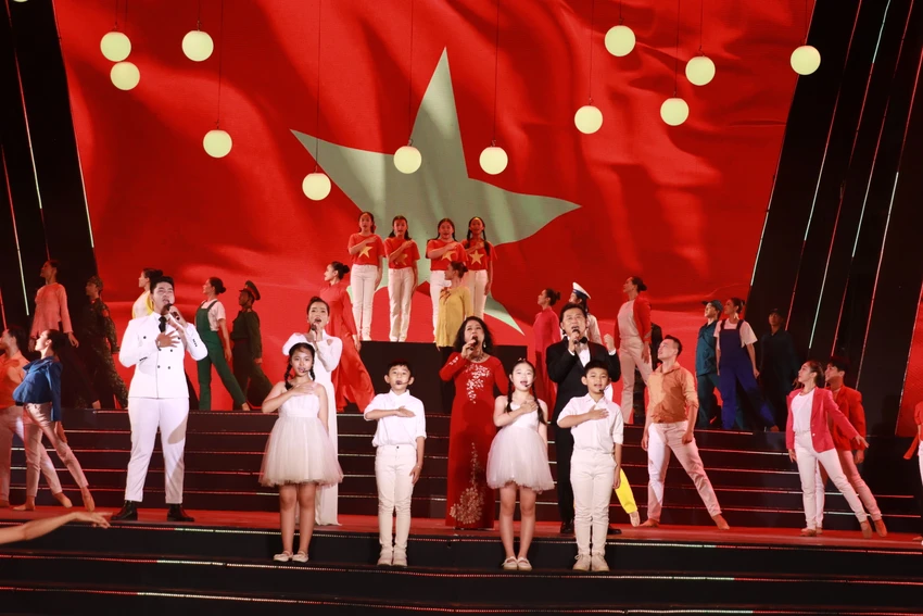 Mở đầu cho chương trình, NSND Tạ Minh Tâm, NSƯT Ánh Tuyết, Gia Bảo, Trinh Trinh… cùng nhóm múa đã cùng nhau thể hiện ca khúc Tổ quốc ta cờ bay và Tiến quân ca đầy hào hùng. Mở đầu cho chương trình, NSND Tạ Minh Tâm, NSƯT Ánh Tuyết, Gia Bảo, Trinh Trinh… cùng nhóm múa đã cùng nhau thể hiện ca khúc Tổ quốc ta cờ bay và Tiến quân ca đầy hào hùng.