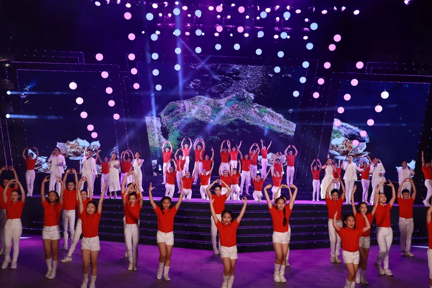 Khép lại chương trình là ca khúc Tôi tự hào là tương lai Việt Nam - Vietnam I Love qua phầ⁷n thể hiện của tốp ca và nhóm múa. Khép lại chương trình là ca khúc Tôi tự hào là tương lai Việt Nam - Vietnam I Love qua phầ⁷n thể hiện của tốp ca và nhóm múa.