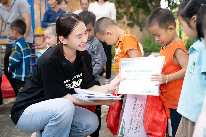 Hoa hậu Mai Phương tặng quà cho các em nhỏ tại điểm trường mầm non Khuổi Lạn (xã Bằng Thành, Pác Nặm, Bắc Kạn). Ảnh: FBNV Hoa hậu Mai Phương tặng quà cho các em nhỏ tại điểm trường mầm non Khuổi Lạn (xã Bằng Thành, Pác Nặm, Bắc Kạn). Ảnh: FBNV