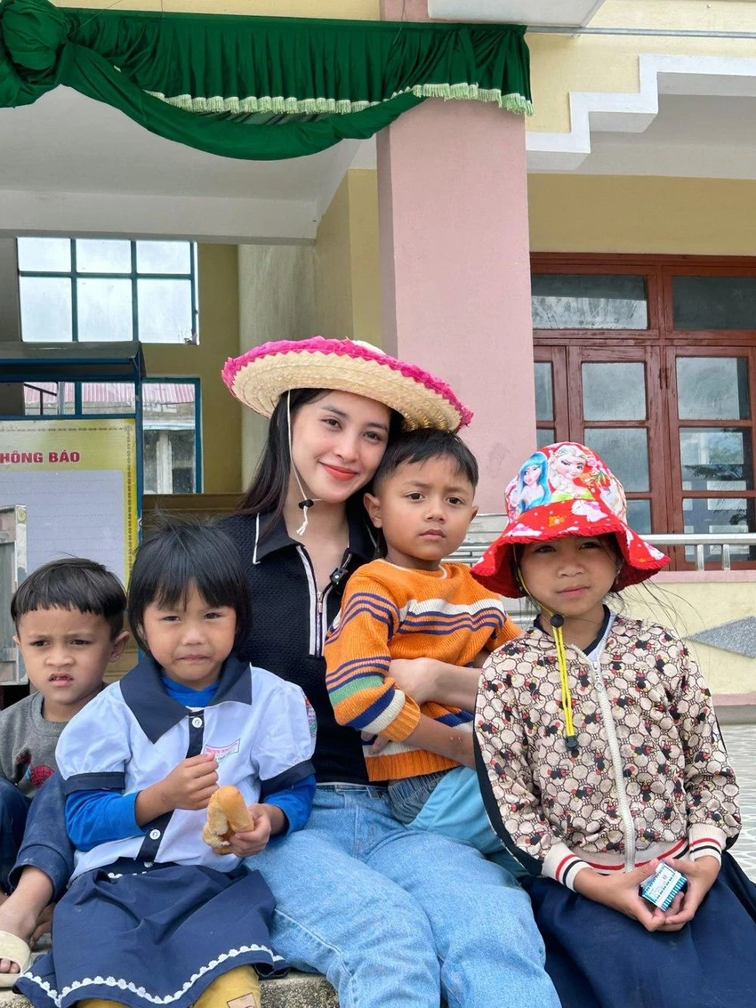 Hoa hậu Tiểu Vy tặng quà cho các em nhỏ vùng cao của Quảng Nam. Ảnh: FBNV