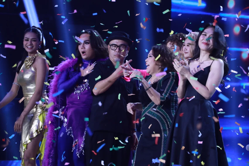 Các giám khảo cùng ca sĩ Siu Black và thí sinh "quẫy" trong phần cuối live show