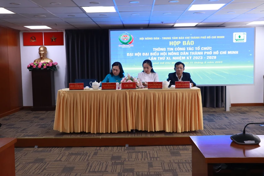 Các đại biểu chủ trì họp báo