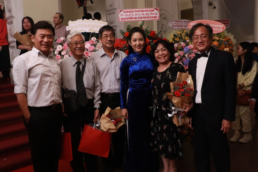 NSƯT Thanh Thúy, PGĐ Sở VH&TT TP.HCM cùng NSND Tạ Minh Tâm (bìa trái) và các khách mời NSƯT Thanh Thúy, PGĐ Sở VH&TT TP.HCM cùng NSND Tạ Minh Tâm (bìa trái) và các khách mời