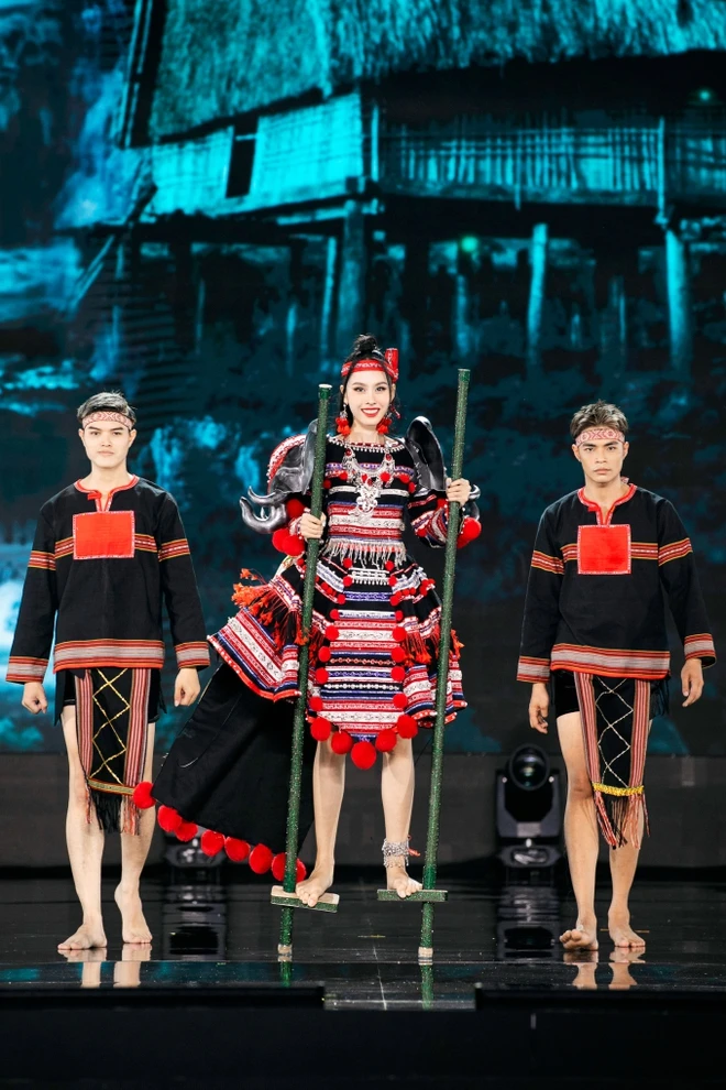 Á hậu Ngọc Hằng trong trang phục dân tộc Cà kheo của Miss Grand Vietnam 2023. Ảnh: BTC