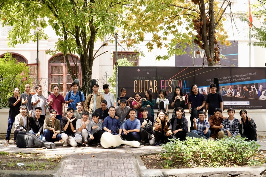 lien-hoan-guitar-quoc-te-sai-gon.jpg
