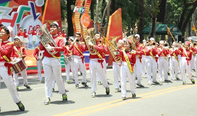 1.300 diễn viên