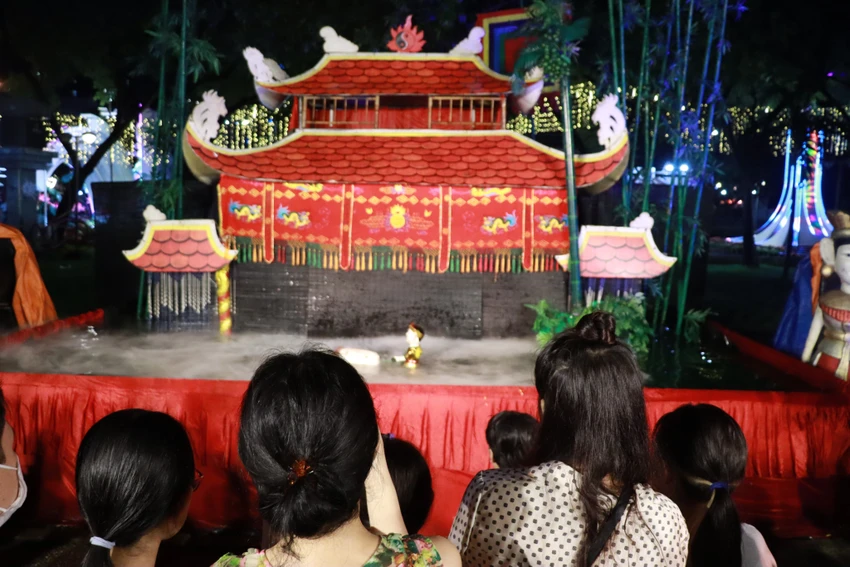 1.300 diễn viên