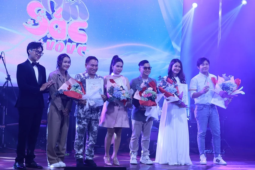 lien-hoan-tieng-hat-sinh-vien 1.JPG