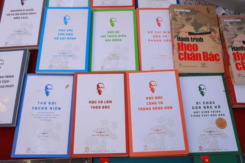 tu-sach-di-san-ho-chi-minh.JPG
