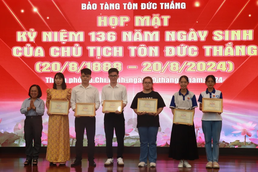 ton-duc-thang5.JPG