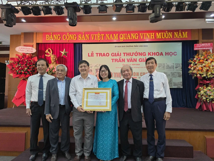 giai-thuong-tran-van-giau4.jpg