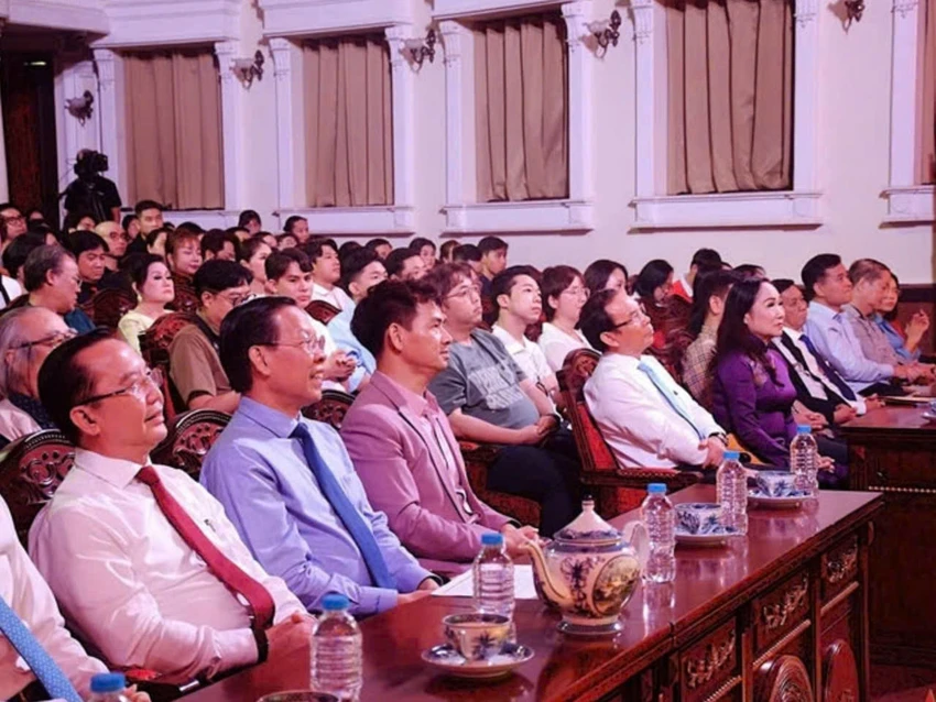 lien-hoan-san-khau11.jpg