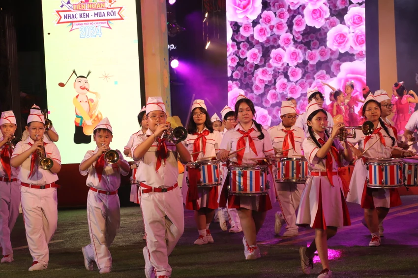 lien-hoan-nhac-ken-va-mua-roi12.JPG