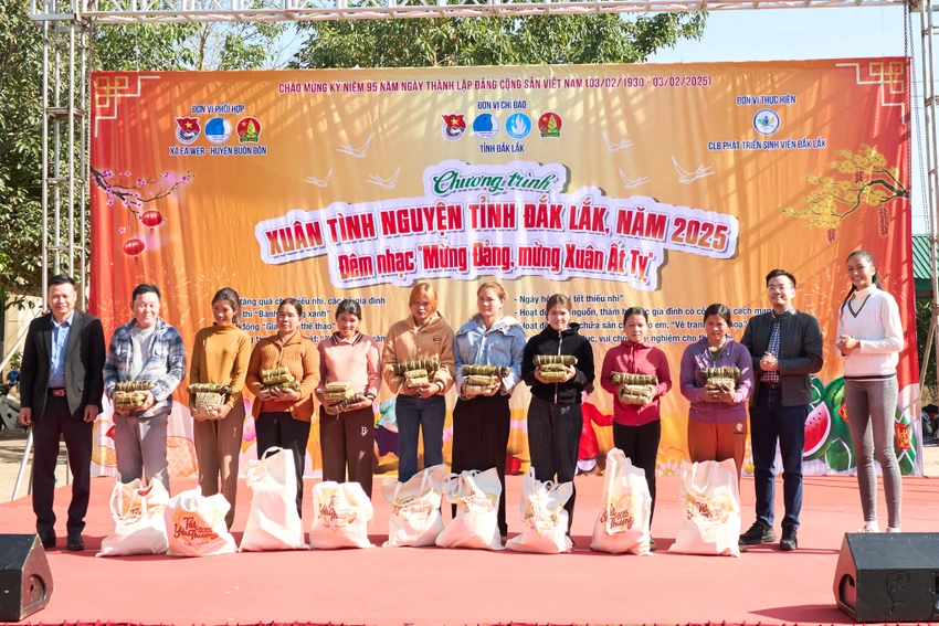 h'hen-nie-cung-gia-dinh-goi-banh-tet1.jpg