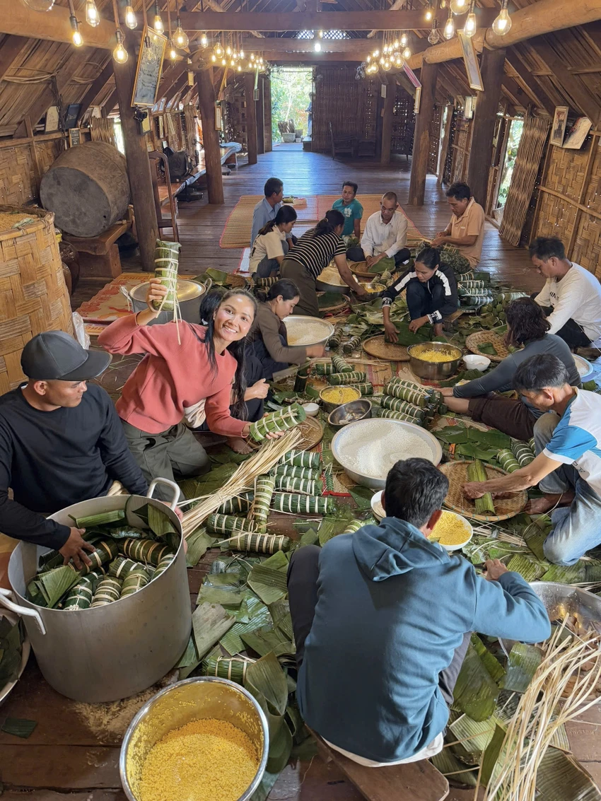 h'hen-nie-cung-gia-dinh-goi-banh-tet2.JPG