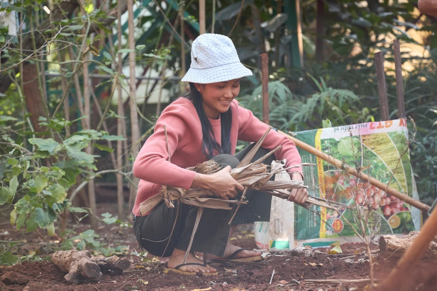 h'hen-nie-cung-gia-dinh-goi-banh-tet6.jpg